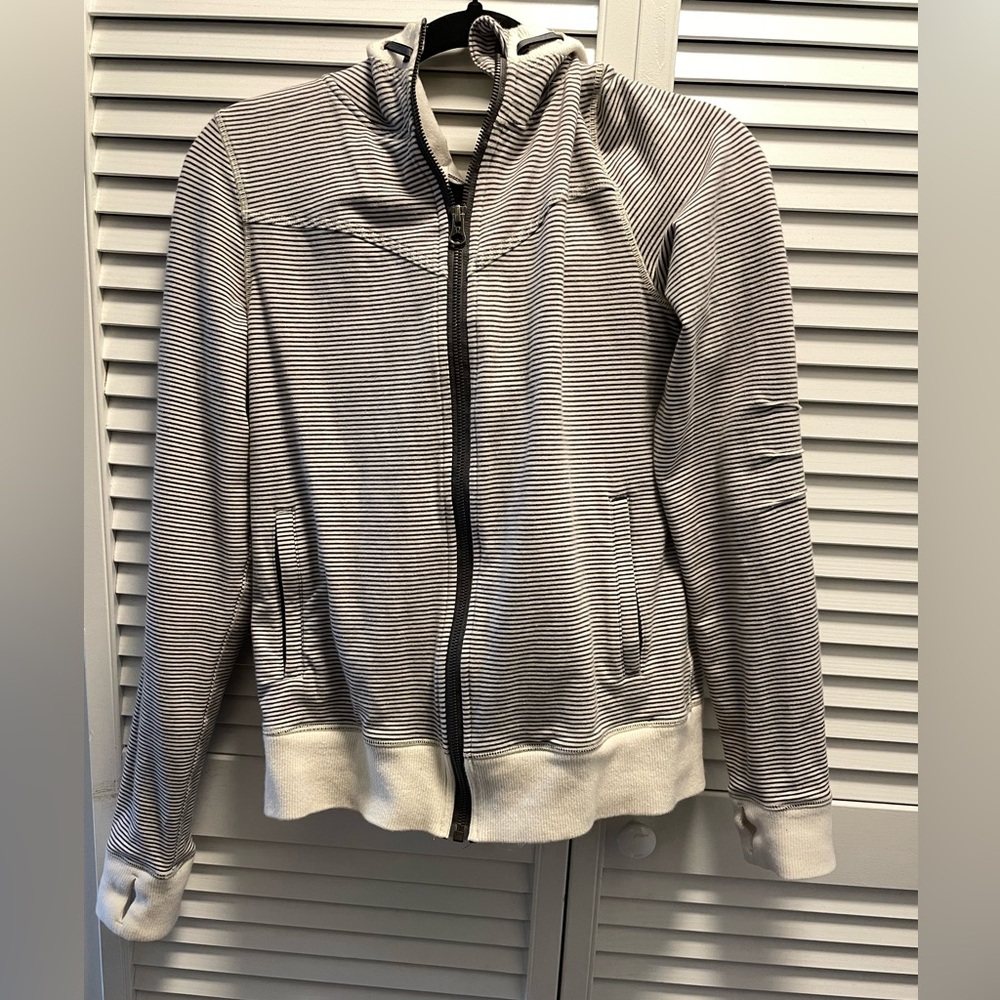 LULULEMON jacket ! 
New with out tag size 10